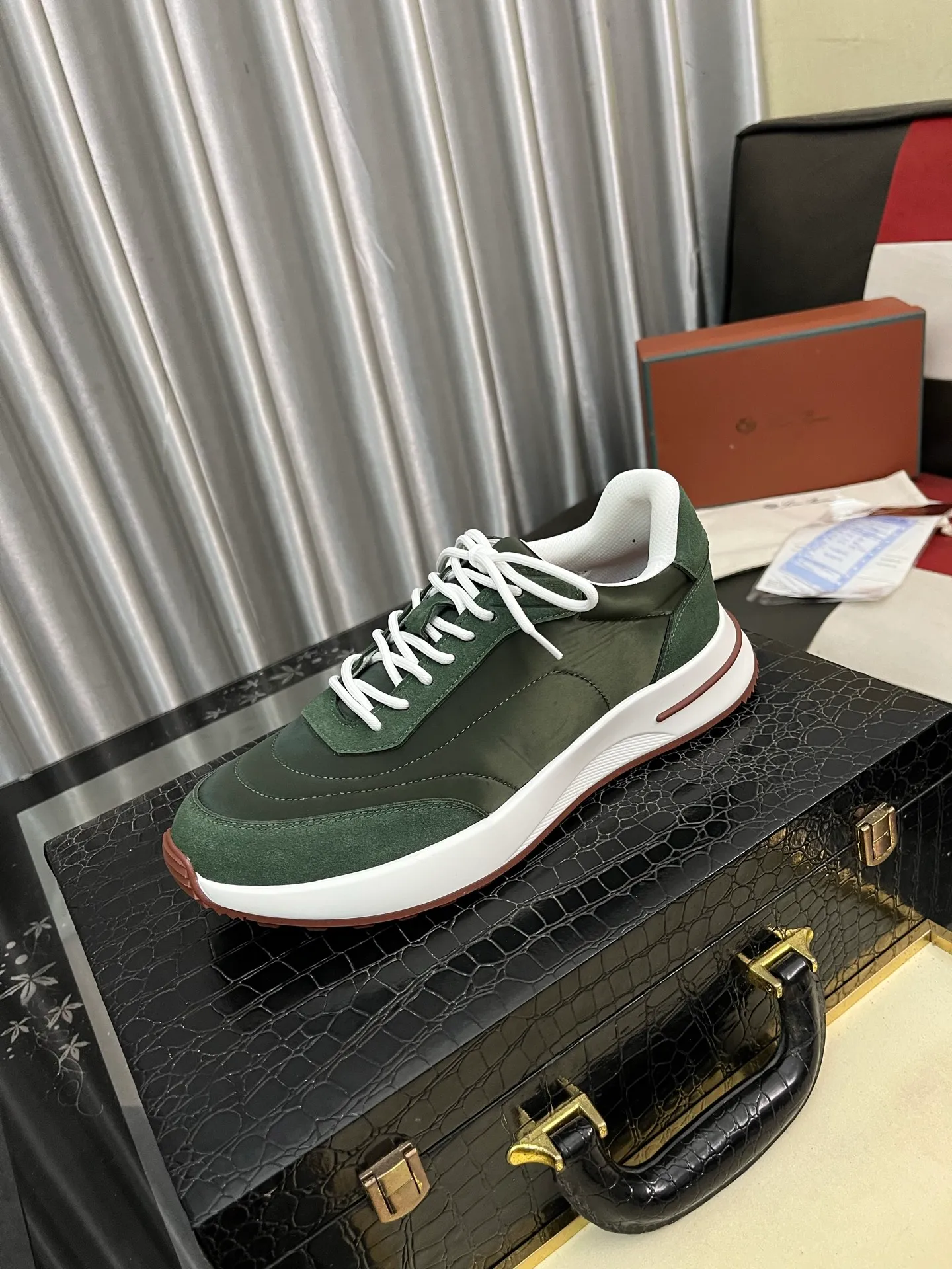 Men's shoes 💰458⌚️⌚️ Loro Pian* Loro Pian* casual shoes are made of cowhide frosted cowhide. Unique texture, simple and elegant, in line with Asian shoe lasts. Almond toe bar, apron style toe, drum-stitched upper. Same color stitching details. Slip-on style for easy on and off. Original color full cowhide lining. The insole is decorated with the 🈶️ brand logo. The original open-molded TPU raw rubber outsole. The soft rubber sole has super grip performance. Comfortable and casual style. You can create 🉑casual🉑formal urban style at will!  Code number: 38-44
